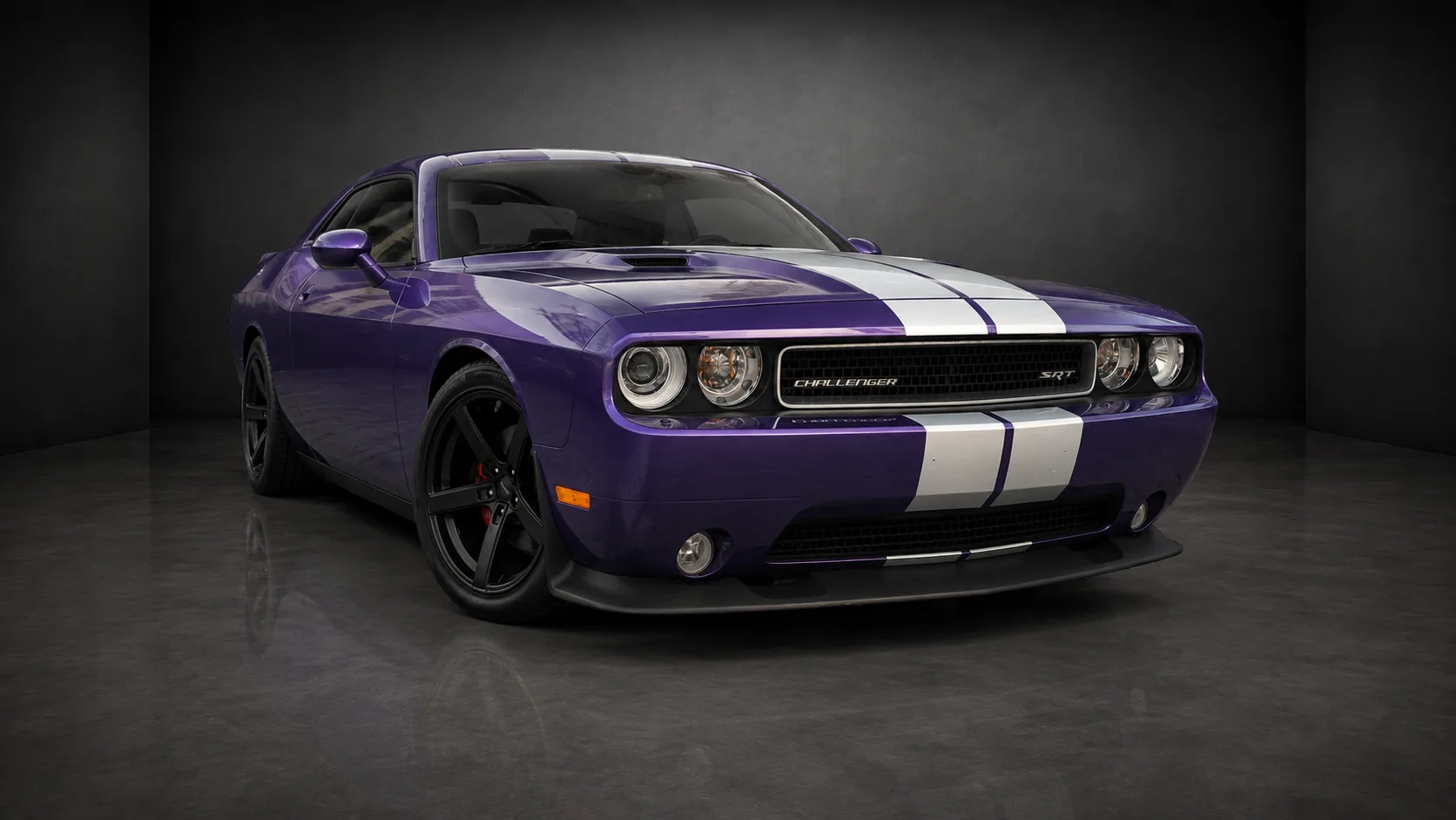 Violetter Dodge Challenger SRT mit weißen Rallyestreifen, schräg von vorn rechts