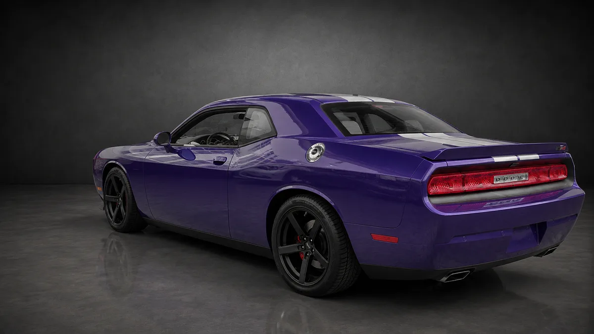 Violetter Dodge Challenger SRT, schräg von hinten links, weiße Rallyestreifen über Dach und Kofferraum