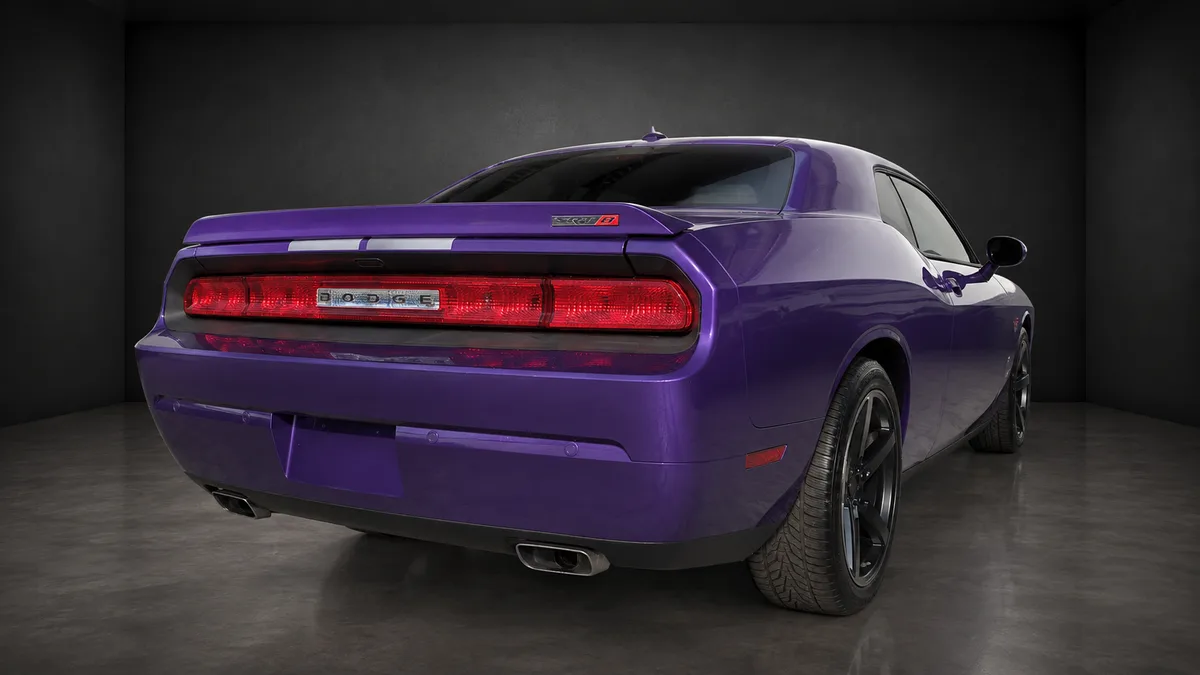 Violetter Dodge Challenger SRT, schräg von hinten rechts, mit durchgehendem Rückleuchtenband